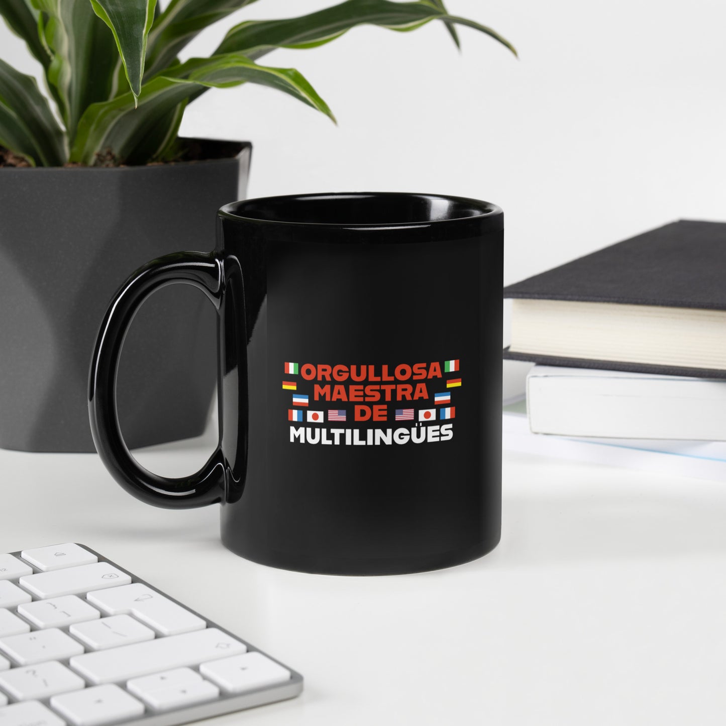 Taza Orgullosa Maestra De Multilingües Negro Brillante.