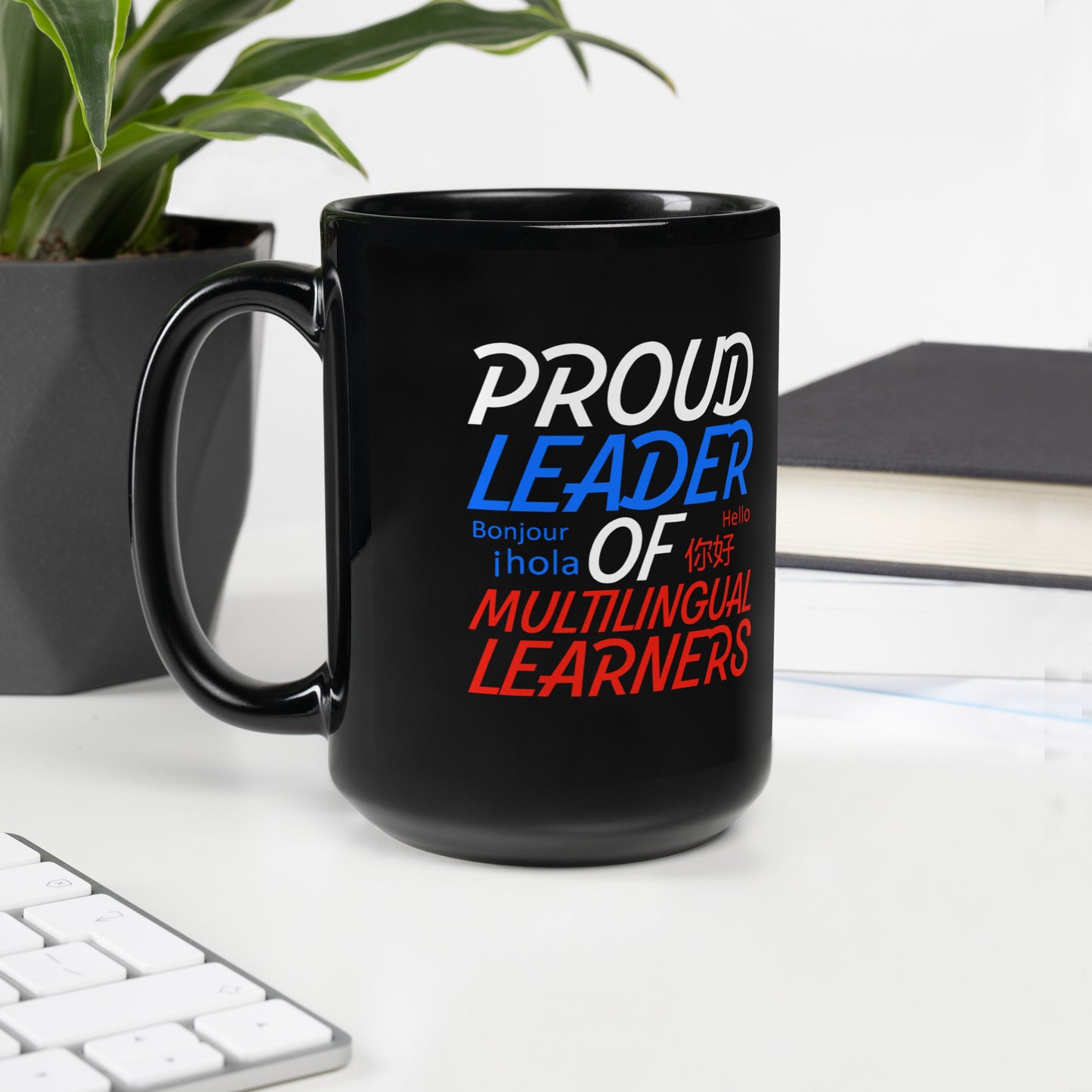 Taza líder multilingüe negra brillante.